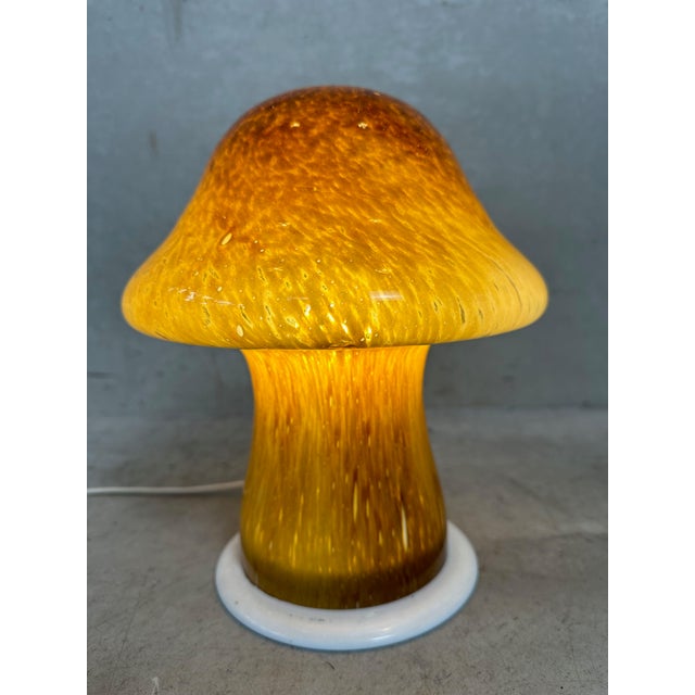 Vintage mouth-blown glass ‘mushroom’ table lamp. Fischer Leuchten. In excellent condition. 1x E27 socket. Switch on the...