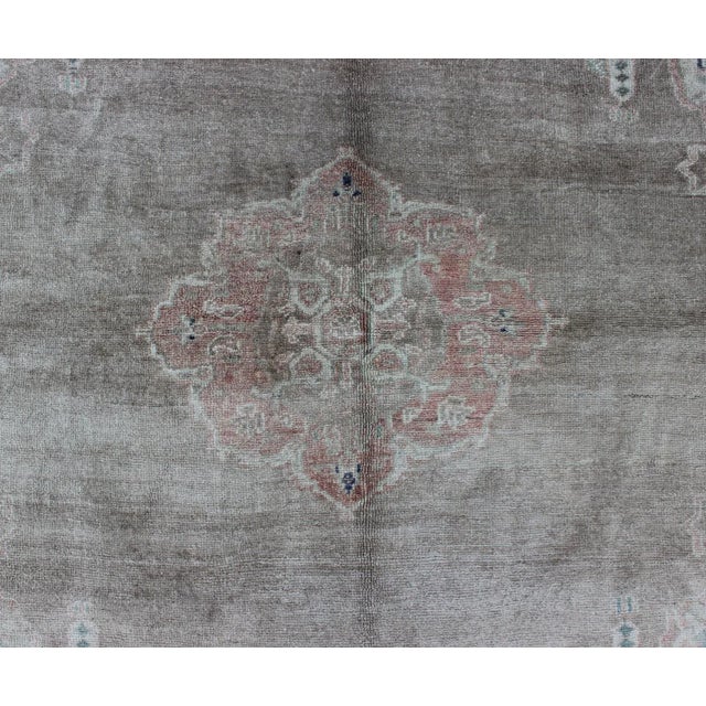 Vintage Turkish Oushak Rug With Medallion and Borders in Pale Peach For Sale In Atlanta - Image 6 of 8