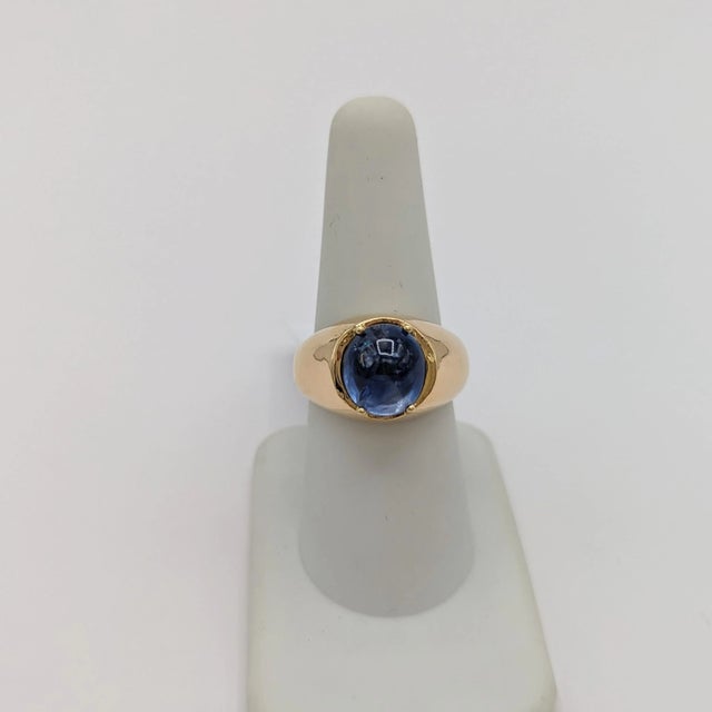 Blue Sapphire Oval Cabochon Dome Ring in 14K Yellow Gold, size 7.75 For Sale In Los Angeles - Image 6 of 7