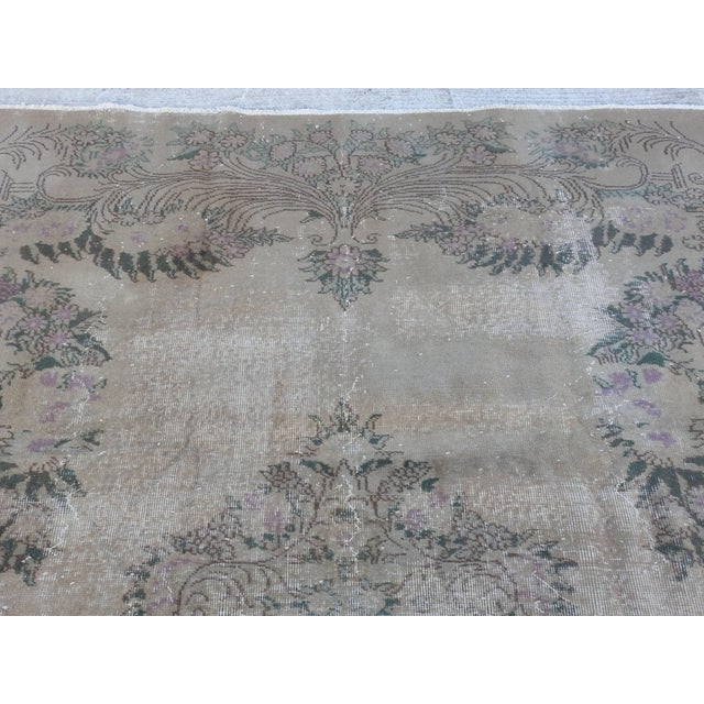 1900 - 1909 Antique Oushak Neutral, Purple and Green Rug With Foliate Detail For Sale - Image 5 of 11