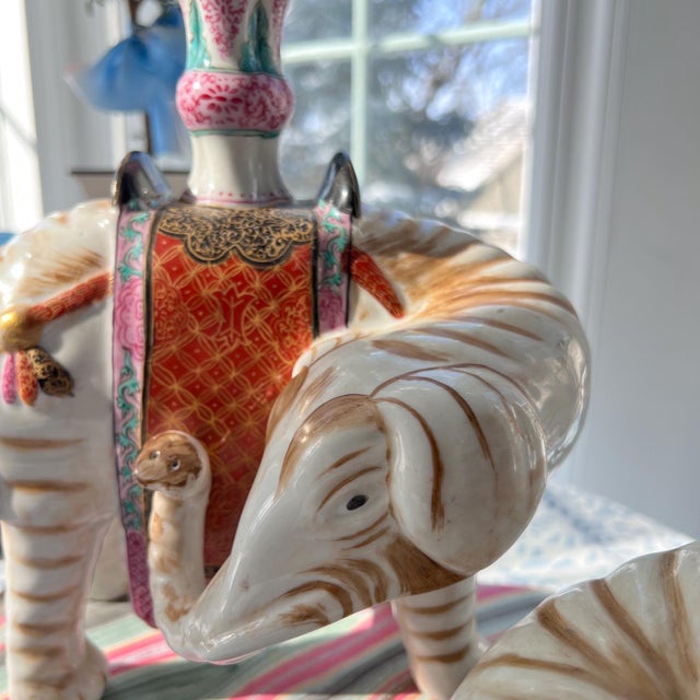 Pair of Mottahedeh Winterthur elephant candle holders // mirrored set of reproduction Chinese Export porcelain elephants // Chinoiserie For Sale In Kansas City - Image 6 of 10
