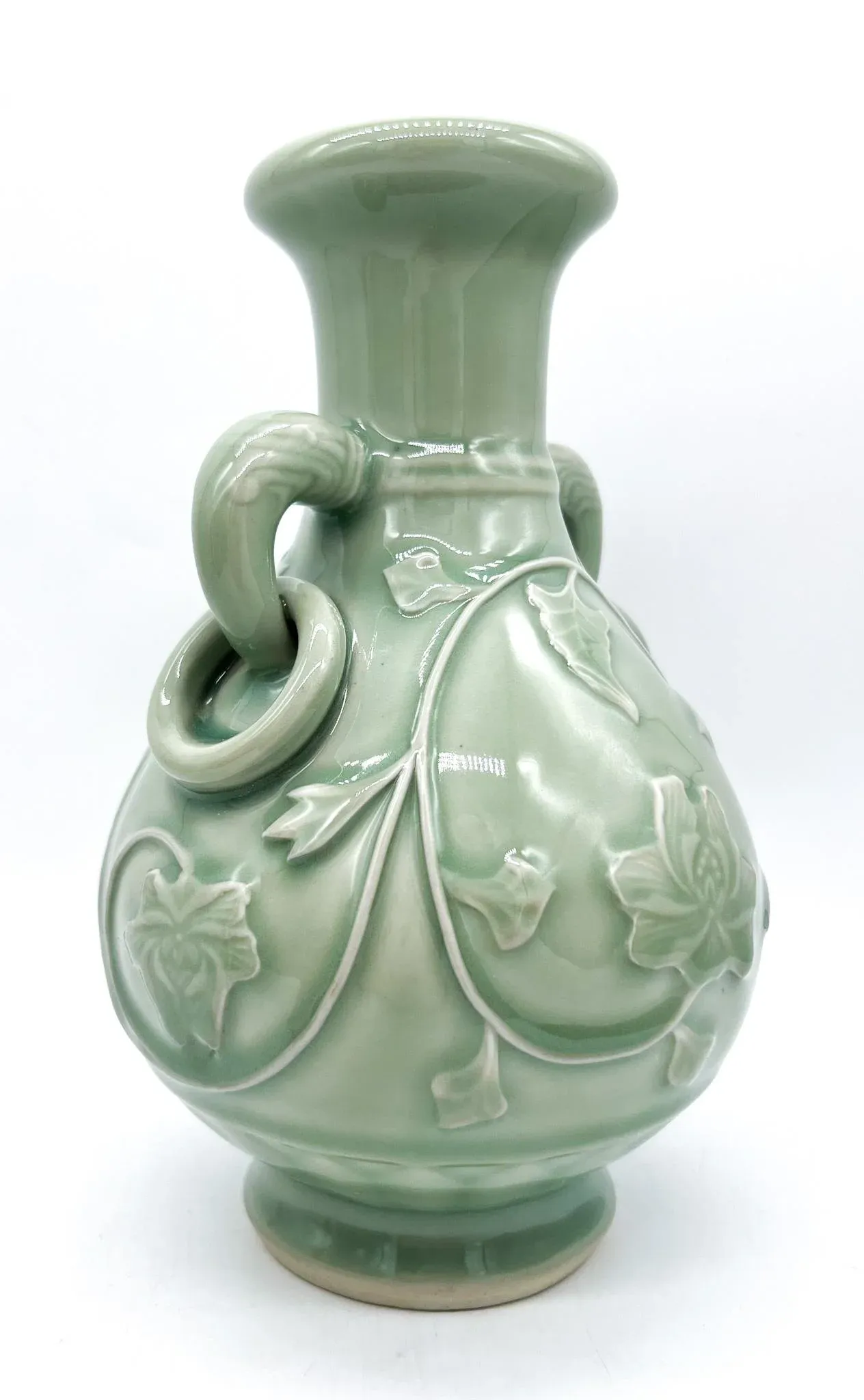 中国セラドン - Chinese Celadon Mid-Century Chinese Celadon Vase With Floral Relief & Dual Handles