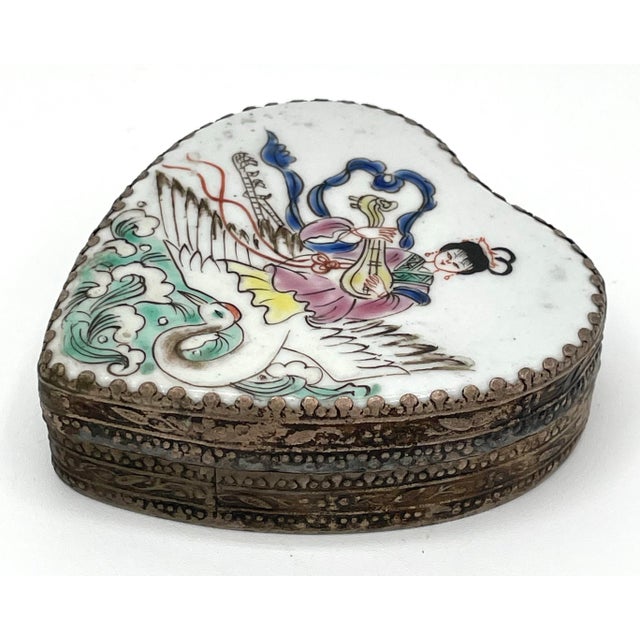 1910s Vintage Moriyama Morinmachi Heart Shaped Porcelain Trinket Box For Sale - Image 5 of 9