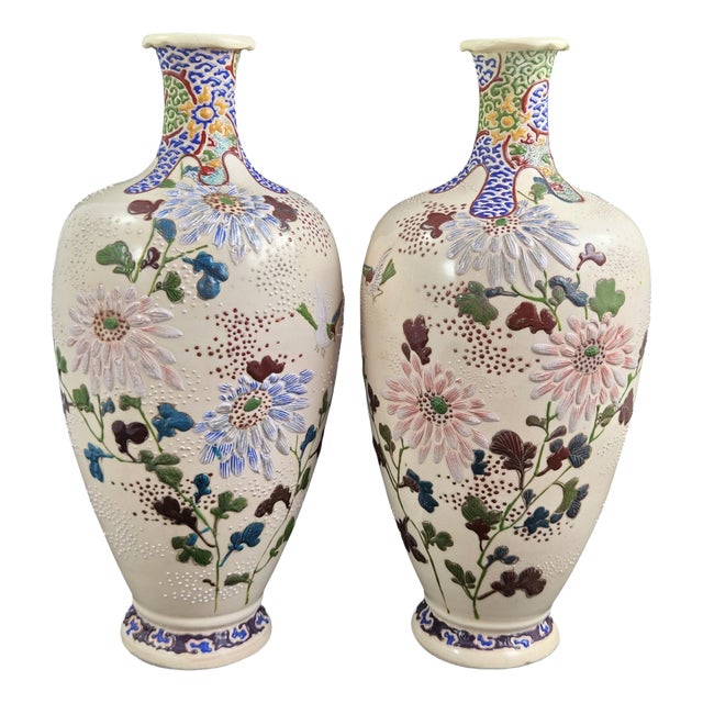 Kyoto Satsuma Moriage Vases in the style of Chikusai, 1890s, Set of 2 For Sale