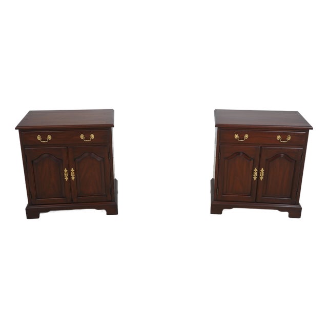 Pair of Henkel Harris Model 114 Mahogany Georgian Style Nightstands For Sale