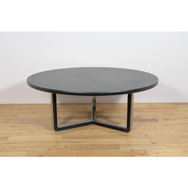 This large round conference table was manufactured by the renowned Italian furniture maker Tecno around the late 1960s and...