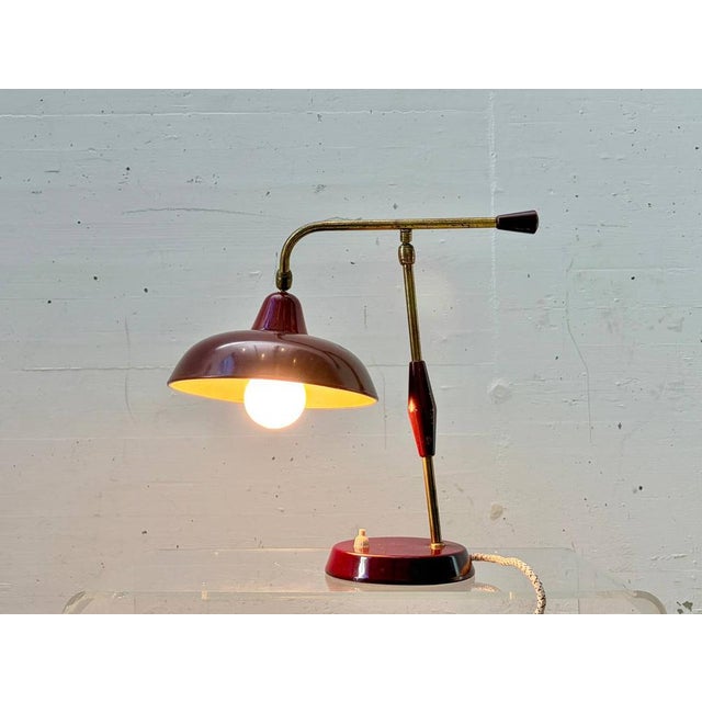This elegant italian-made table lamp from the 1950s embodies the characteristic lightness and refinement of mid-century...
