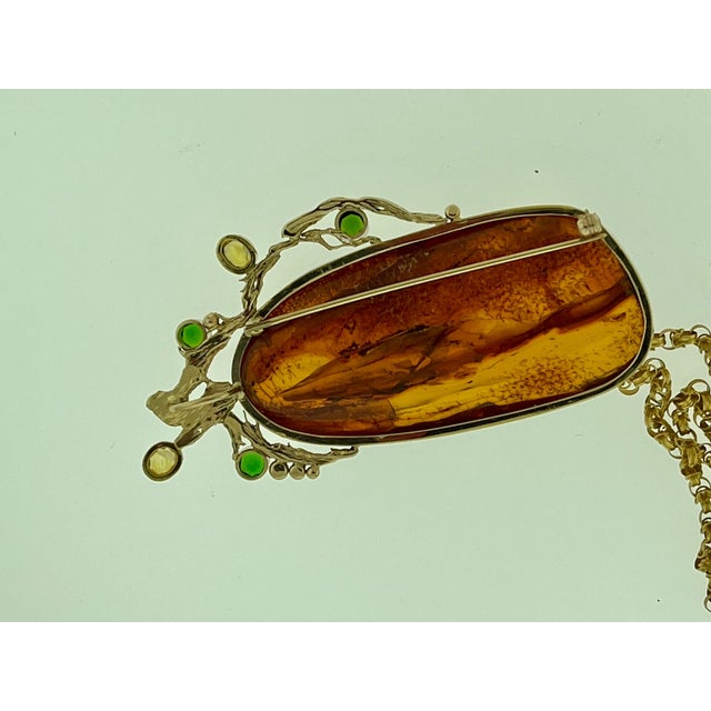 Contemporary Natural Amber Tsavorite and Yellow Sapphire Necklace / Pin 18 Karat Yellow Gold For Sale - Image 3 of 18