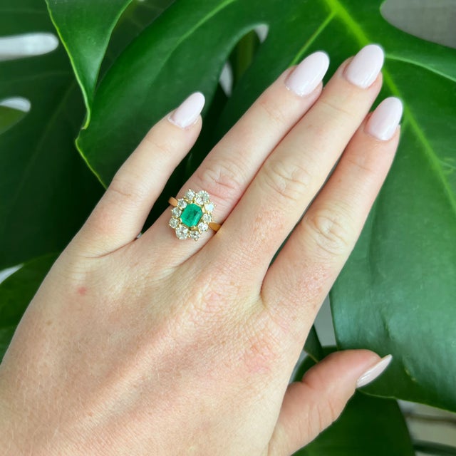 Contemporary Pompadour Ring Gold Emerald Diamonds, Size 6 For Sale - Image 3 of 6