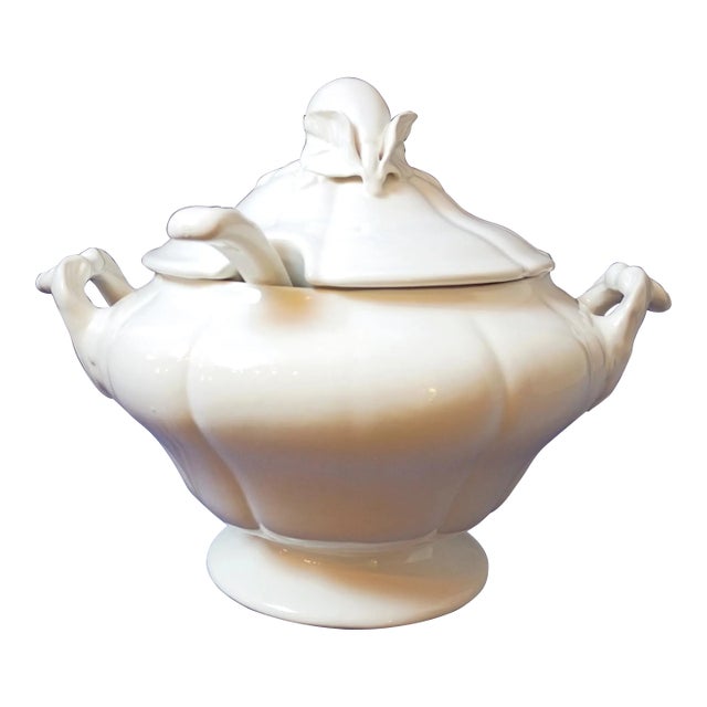1960s Bordallo Pinheiro White Pear Soup Tureen 3 Piece Set With Ladle and Lid Portugese Majolica For Sale