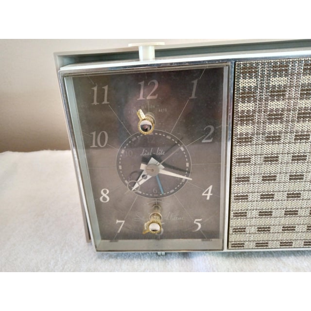 Plastic Vintage 1950's Zenith Tube Clock Radio 5n02 For Sale - Image 7 of 7