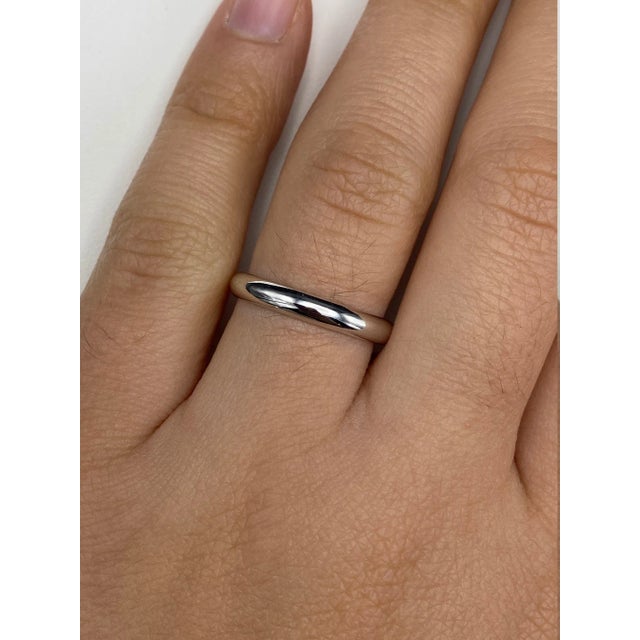 Contemporary Ladies Classic 14K White Gold Wedding Band For Sale - Image 3 of 4