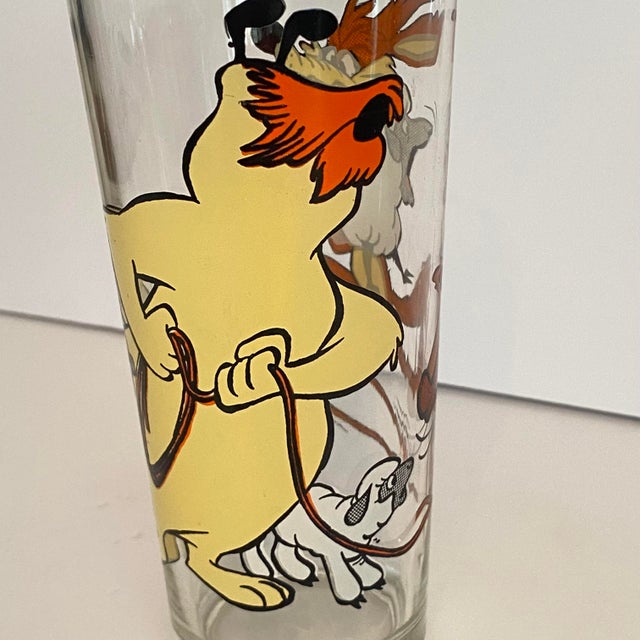 Pop Art Rare 1976 Looney Tunes Collector Series "Stealing Sheep" Glass Featuring Sam Sheepdog and Ralph E. Wolf For Sale - Image 3 of 6