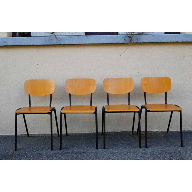 Efficient, functional, and with a striking retro look, these chairs are a real eye-catcher! Their curved, matte dark brown...