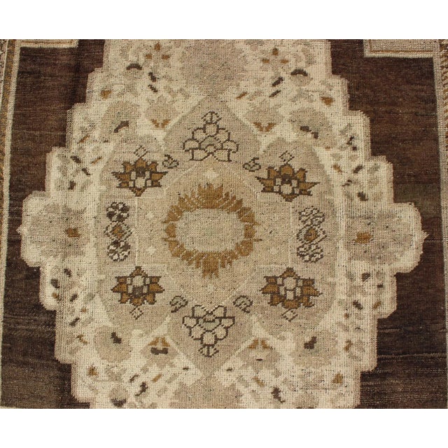 Textile Floral Medallion Turkey Oushak Vintage Rug in Ivory, Taupe, Brown and Olive 6′1″ × 9′6″ For Sale - Image 7 of 9