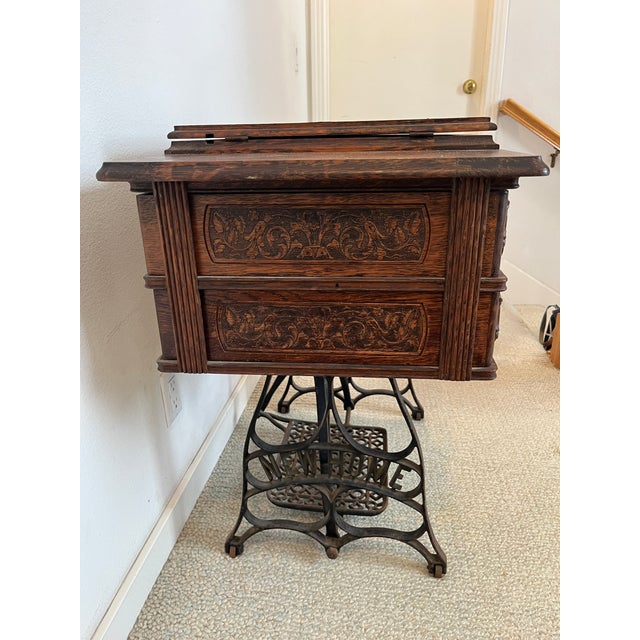 Traditional Antique 1903 'New Home' Treadle Sewing Machine Series B in Oak Cabinet Working Condition For Sale - Image 3 of 12