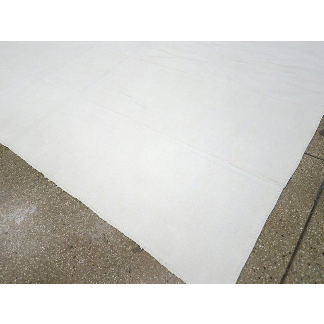 Ivory Galerie Shabab Collection Mid-20th Century Handmade Turkish Flatweave Kilim Room Size Carpet For Sale - Image 8 of 10
