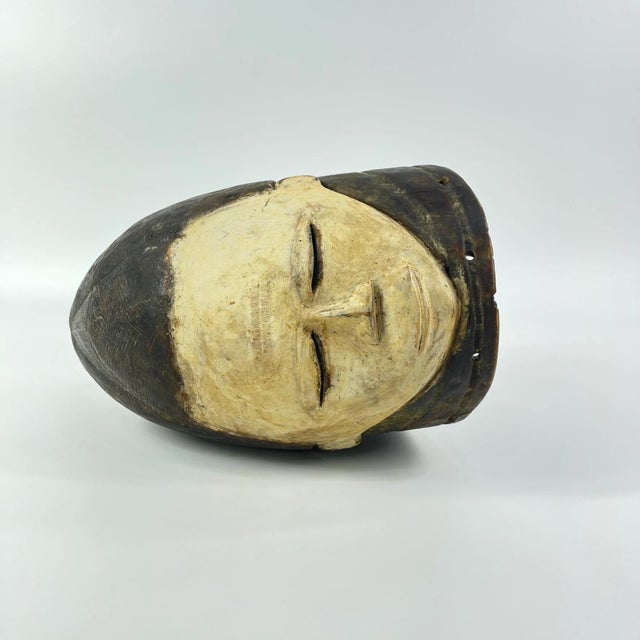 African Early 20th Century Mende Sowei Sande Society Helmet Mask on Custom Stand MATTER COLLECTION For Sale - Image 3 of 6