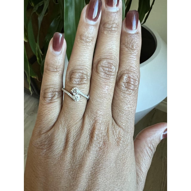 Metal 0.69 Carat Two Stone Diamond Ring 14 Karat White Gold, Size 7 For Sale - Image 7 of 8