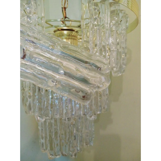Lucite And Brass Kalmar Style Icicle Chandelier For Sale In New York - Image 6 of 13