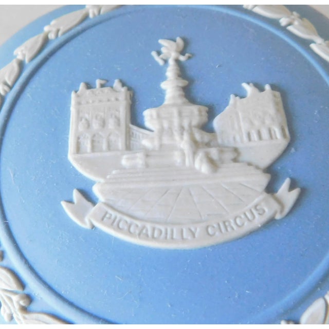 English 60s Josiah Wedgwood Piccadilly Circus Scalloped Trinket Box For Sale - Image 3 of 10
