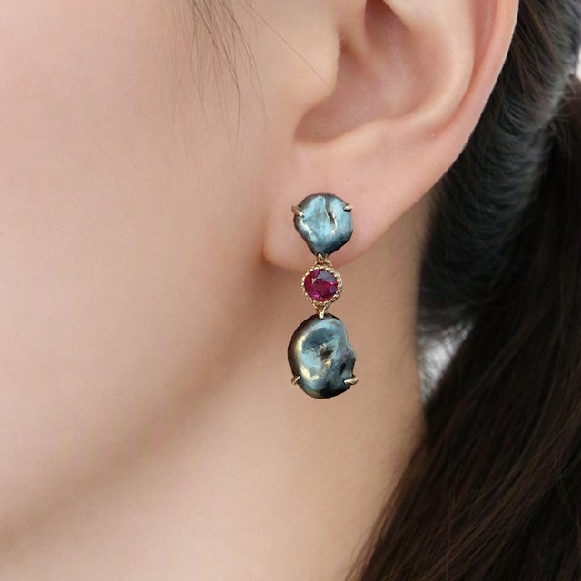 Tahitian Pearl and Ruby 14ct Yellow Gold Drop Earrings - Fei Liu, Pair For Sale - Image 4 of 5