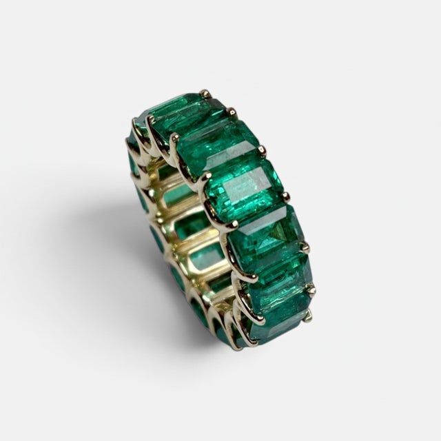 Natural 12 Ct High Quality Zambian Emerald Cut Emerald Eternity Band/ Ring 14 Kg For Sale In New York - Image 6 of 8