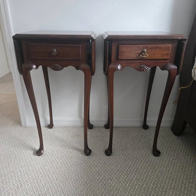 A pair of mahogany Queen Anne style drop leaf side tables. Very fine condition. Note: With leaves up, the table top...