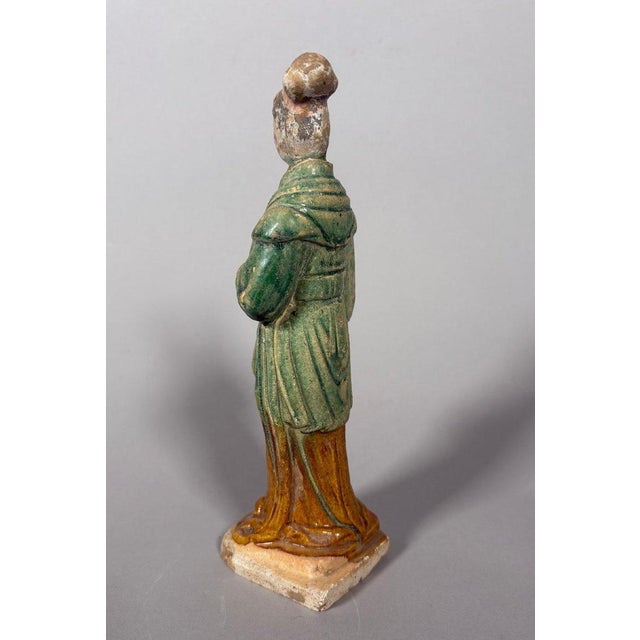 15th Century & Earlier Sculpture of a Mingqi servant, China, Ming Dynasty (1368-1644) For Sale - Image 5 of 6