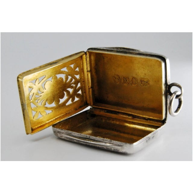 Gold George III Silver and Gold Vinaigrette Box with Diamond-Shaped Engravings For Sale - Image 8 of 10