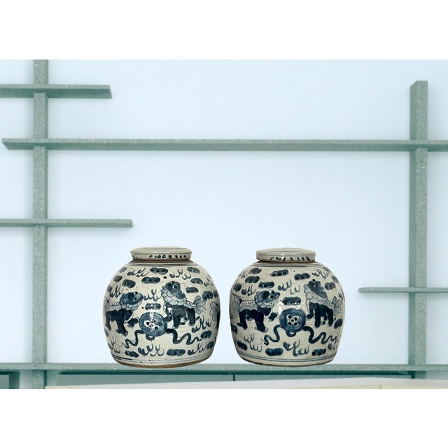 19th Century Qing Chinese Blue and White Antique Storage/Ginger Jars With Foo Lions - A Pair For Sale - Image 4 of 14