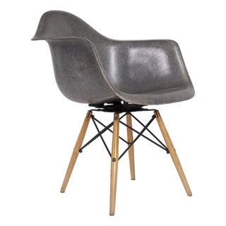 Paw Swivel Chair in Fiberglass by Charles & Ray Eames for Herman Miller, 1953 For Sale