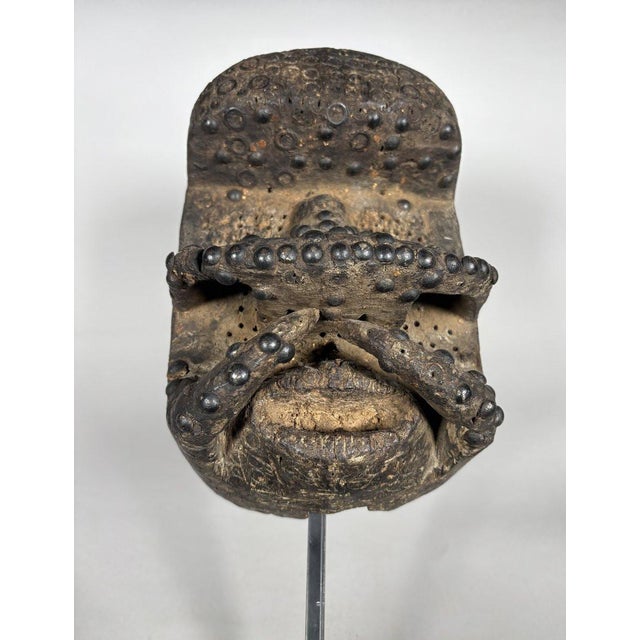 Wood Studded tribal mask - Dan-Guéré. Ivory Coast, Africa For Sale - Image 7 of 8