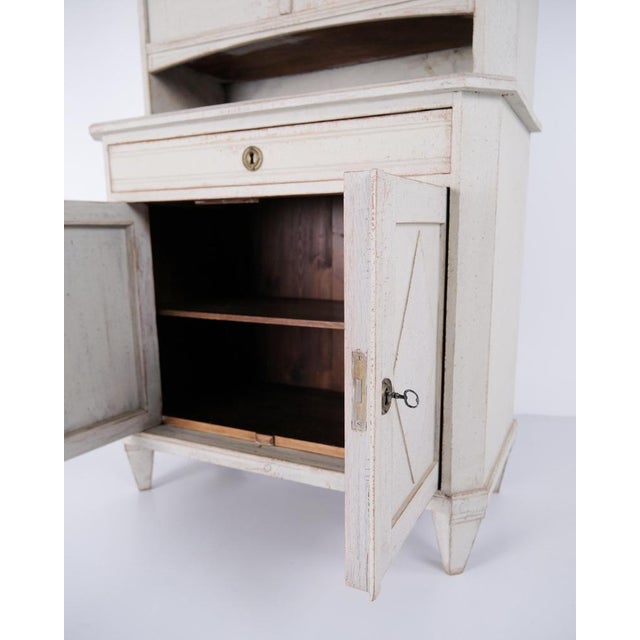 Gustavian Display Cabinet in Light Grey with Patina, 1790s For Sale - Image 10 of 15
