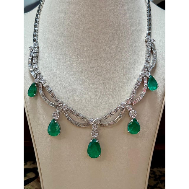 45 Ct Zambian Emerald and 12 Ct Diamond Necklace and Earring Bridal Suite For Sale In New York - Image 6 of 8