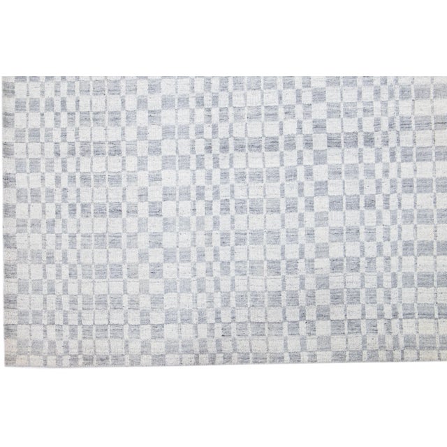 2010s Modern Seamless Designed Wool & Silk Rug in Gray For Sale - Image 4 of 7