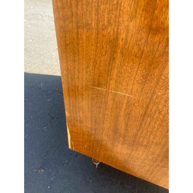 Vintage Mid-Century Modern Walnut Nightstands by Bassett Furniture - A Pair For Sale In Los Angeles - Image 6 of 9