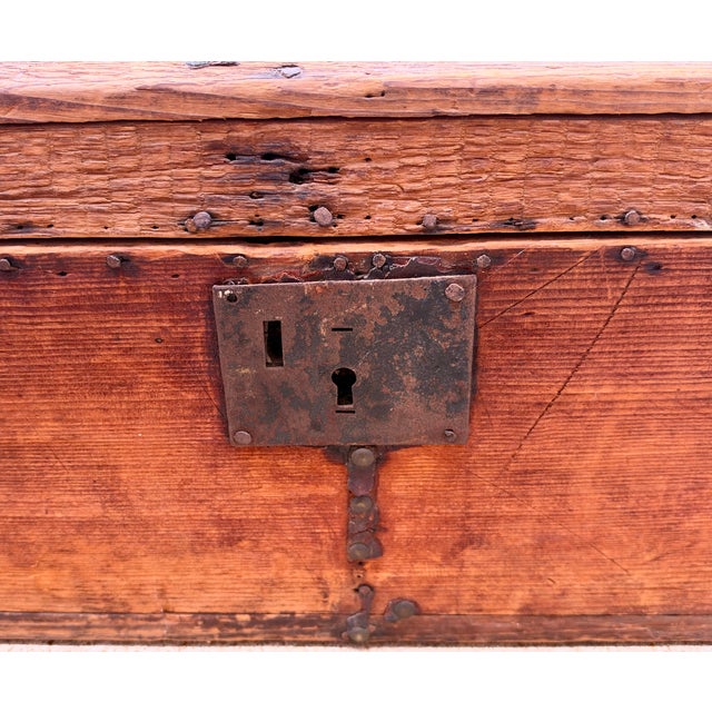 American Early American Humpback Stagecoach Travel Trunk c.1850-1880 For Sale - Image 3 of 18