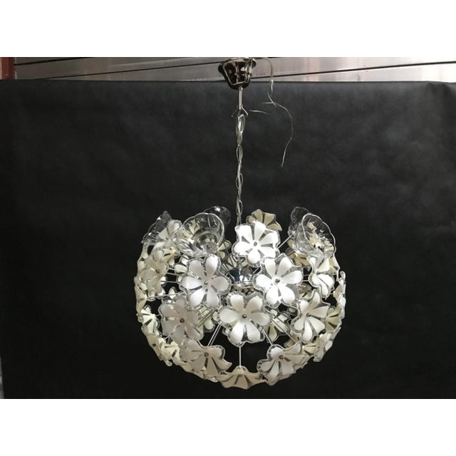 A chrome ball-shaped ceiling lamp with 3 E14 light points Made of 45 pieces of acrylic flower parts 5 pieces of crystal...