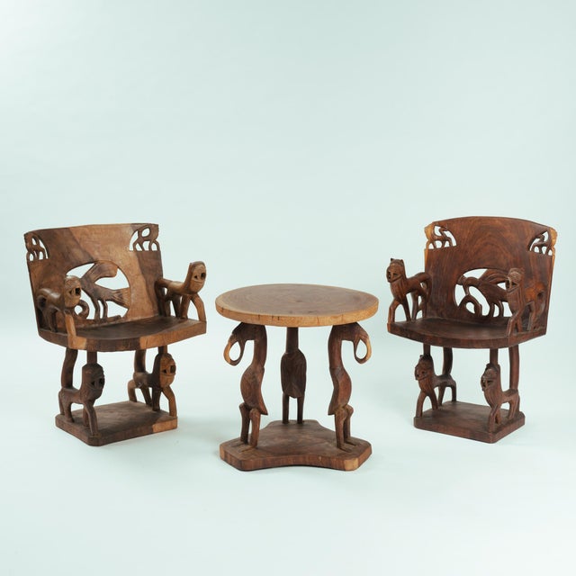 1950s 20th Century Fon Dignitary Monoxyl Carved Wood Armchairs and Table Set, Benin, 1954, Set of 3 For Sale - Image 5 of 18