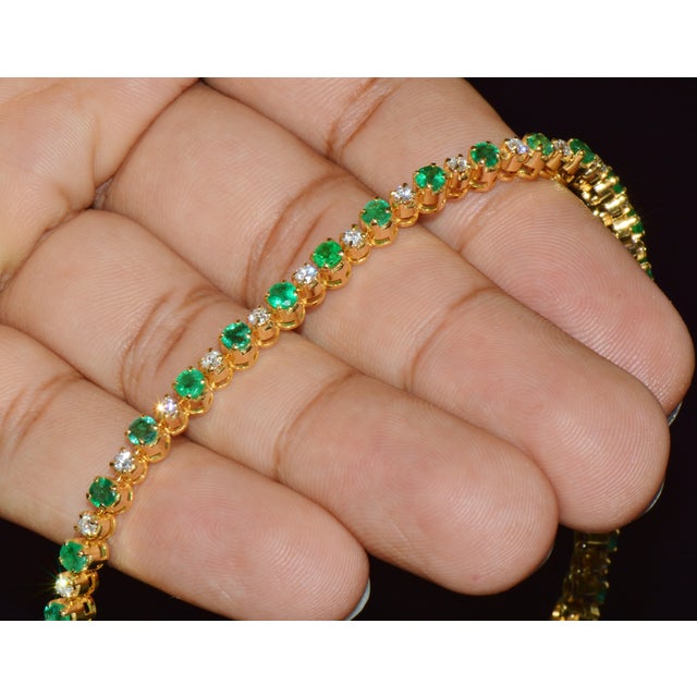 Green Late 20th Century Certified Natural 4.90Cts vs F Diamond Emerald 18k Solid Gold Tennis Bracelet For Sale - Image 8 of 16
