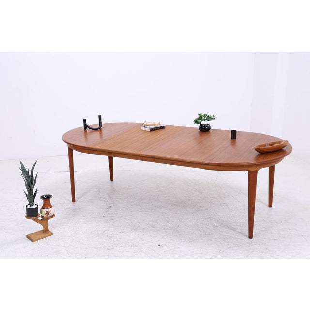 An elegant extendable dining table by Johannes Andersen from the 1960s. Its harmonious proportions, beautiful teak grain,...