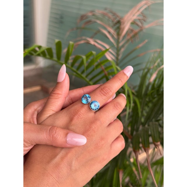 Blue Two Stone Blue Topaz Faceted Round Cut 10 Mm Ring in Solid Silver - Size 8 For Sale - Image 8 of 13