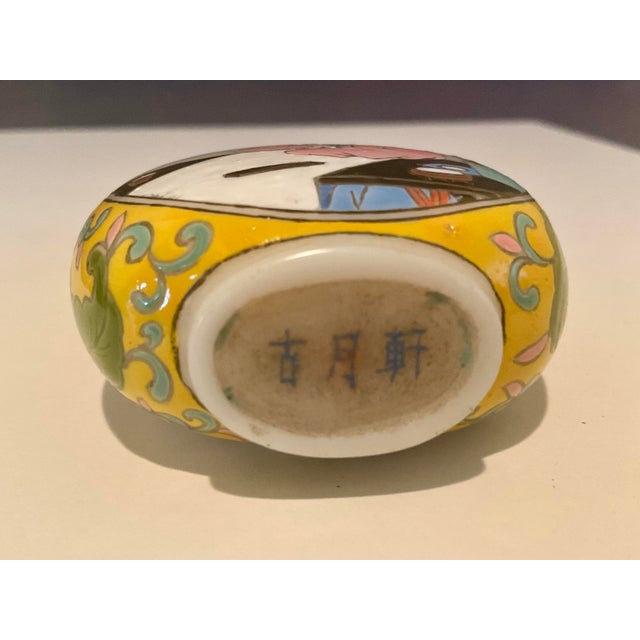 Famille Rose Porcelain Snuff Bottle With Gu Yue Xuan Mark — Hand‑Painted Qing‑Style Decoration For Sale - Image 10 of 13