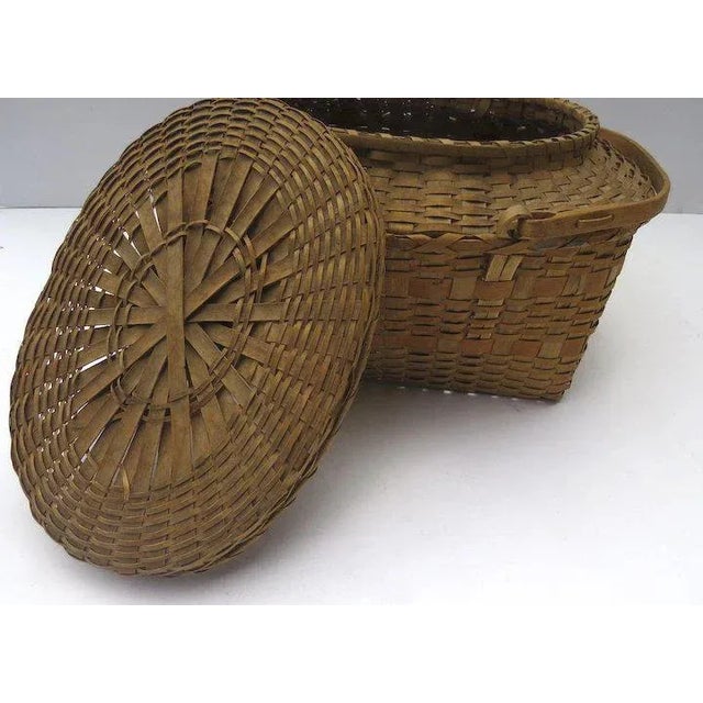 Wood Vintage 1900's Winnebago Woven Market Picnic Lidded Basket with Swing Handles Country For Sale - Image 7 of 10