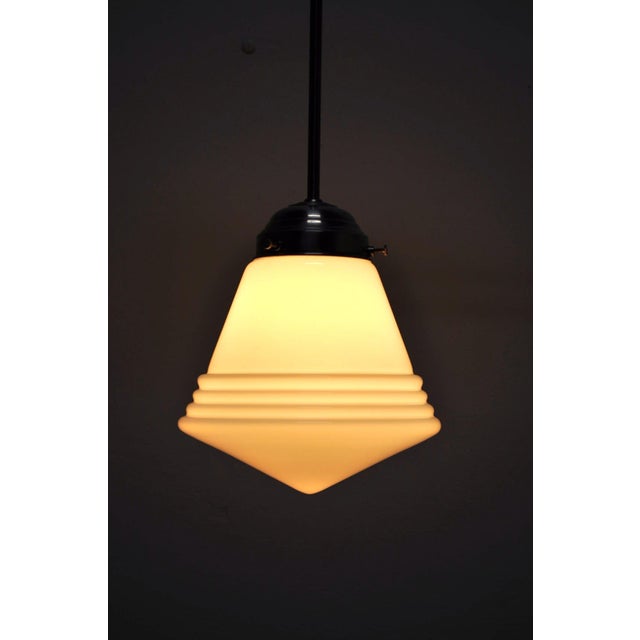 Beautiful vintage lamp with milk glass and a nickel-plated fixture. The length of the rod can be shortened quite easily....