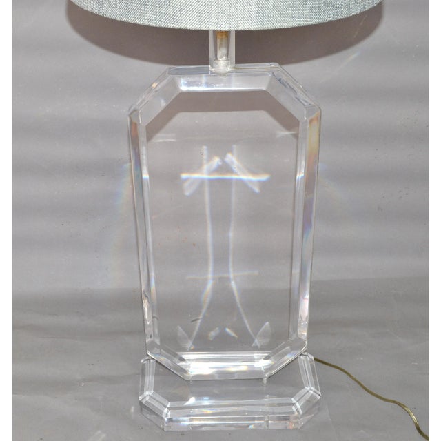 Mid-Century Modern Flat Beveled Lucite Table Lamp For Sale - Image 9 of 13