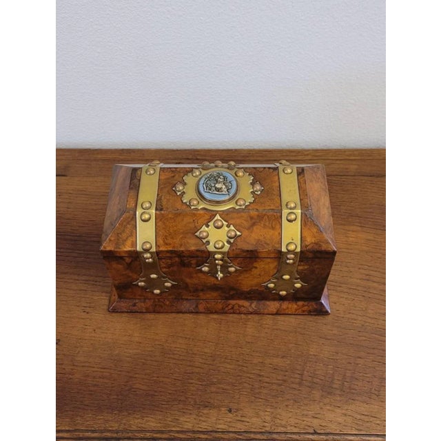 19th Century English Wedgwood Retailed Burl Walnut Tea Caddy For Sale - Image 10 of 11
