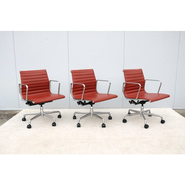 Herman Miller MCM Herman Miller Eames Aluminum Group Terra Cotta Leather Management Chair For Sale - Image 4 of 12