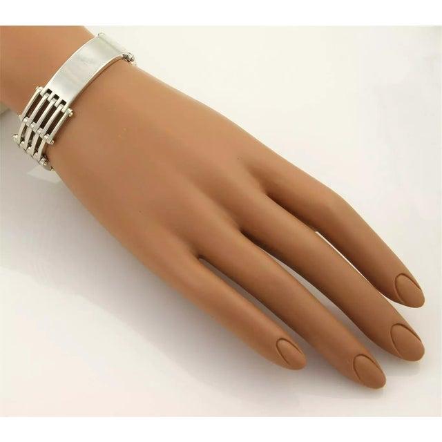 This authentic Tiffany & Co. piece is finely crafted from sterling silver and 18k yellow gold. It features a beautiful...